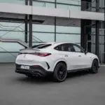 Vista lateral traseira do Mercedes-AMG GLC 43 Coupé