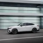 Perfil em movimento do Mercedes-AMG GLC 43 Coupé