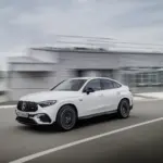 Dianteira em movimento do Mercedes-AMG GLC 43 Coupé