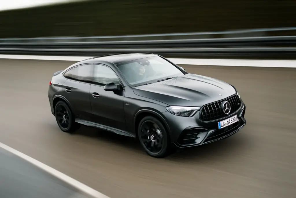 Vista dianteira do coupé do Mercedes-AMG GLC 53 Coupé