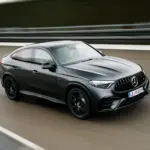 Vista dianteira do coupé do Mercedes-AMG GLC 53 Coupé
