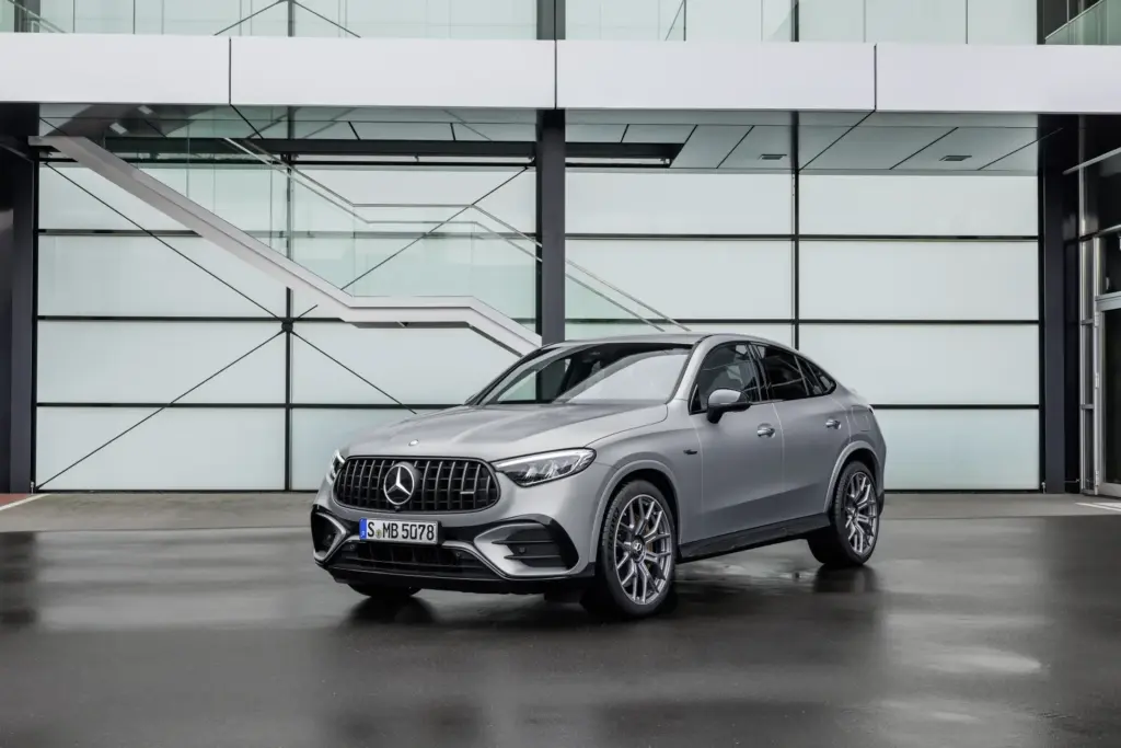 Vista dianteira do Mercedes-AMG GLC 63 S E Performance Coupé
