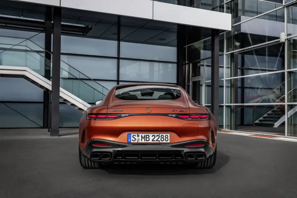 Vista traseira do Mercedes-AMG GT 63 E Performance de duas portas