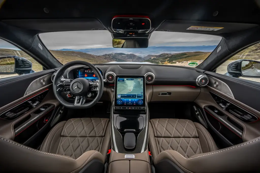 Painel e cabine do Mercedes-AMG GT 63 E Performance de duas portas