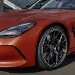 Roda dianteira e farol do Mercedes-AMG GT 63 E Performance de duas portas