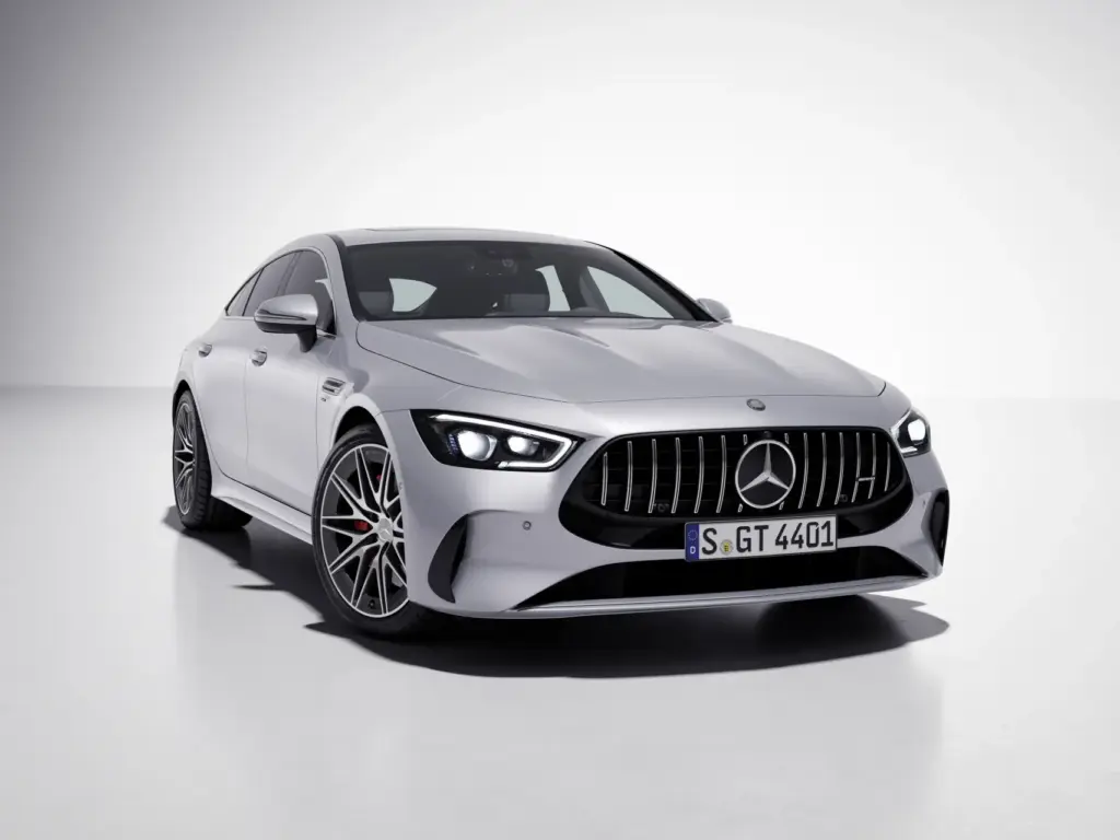 Vista dianteira em estúdio do Mercedes-AMG GT 63 S E Performance de quatro portas
