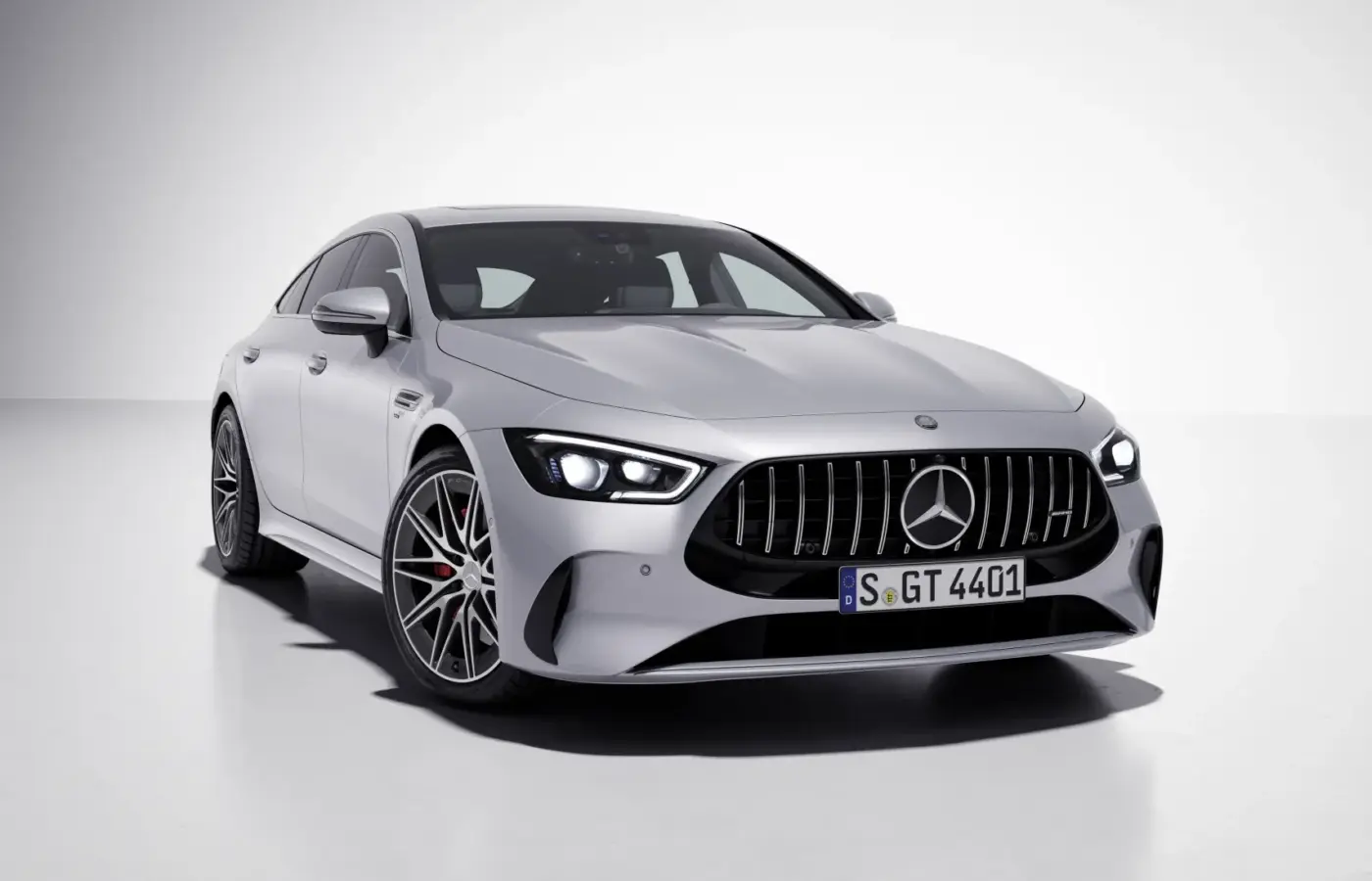 Vista dianteira em estúdio do Mercedes-AMG GT 63 S E Performance de quatro portas