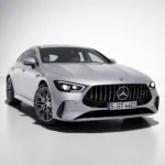 Vista dianteira em estúdio do Mercedes-AMG GT 63 S E Performance de quatro portas