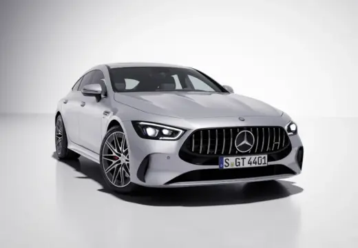 Vista dianteira em estúdio do Mercedes-AMG GT 63 S E Performance de quatro portas