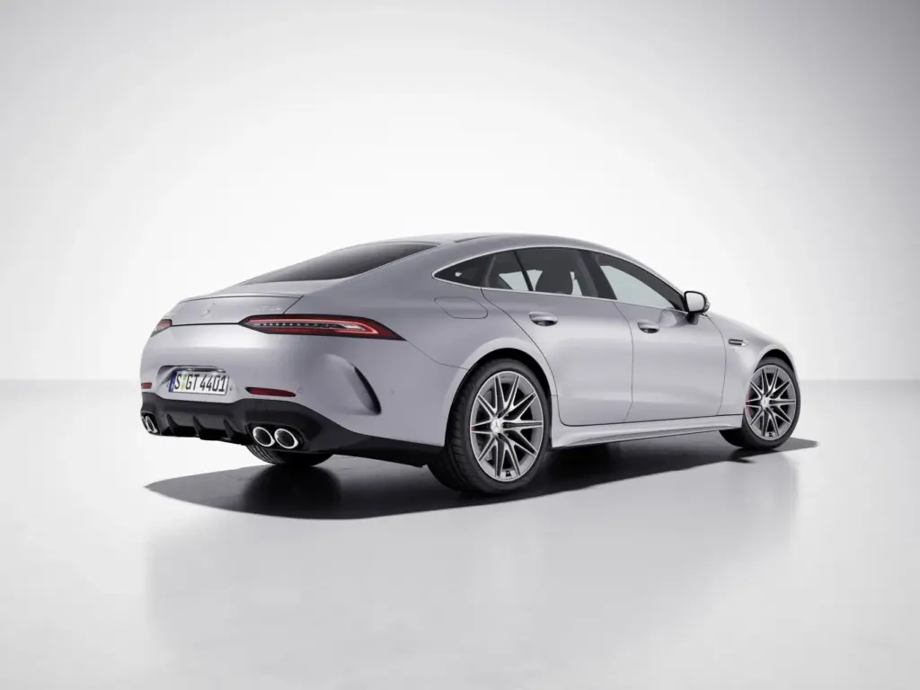 Vista lateral traseira do Mercedes-AMG GT 63 S E Performance de quatro portas