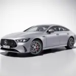 Perfil e dianteira do Mercedes-AMG GT 63 S E Performance de quatro portas