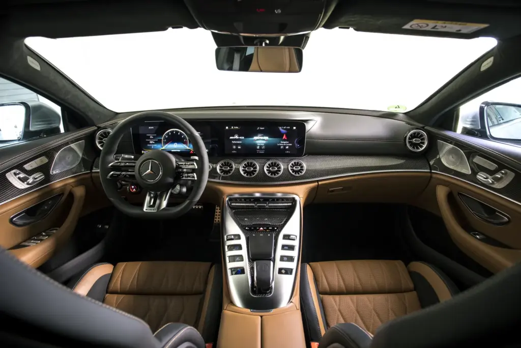 Painel e console do Mercedes-AMG GT 63 S E Performance de quatro portas