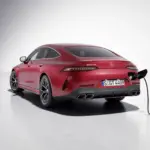Vista traseira em pintura vermelha do Mercedes-AMG GT 63 S E Performance de quatro portas