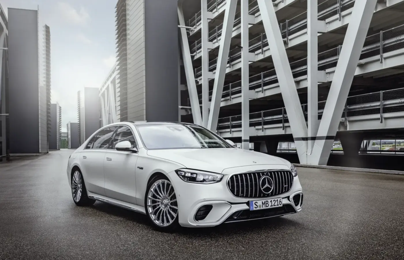 Vista dianteira do Mercedes-AMG S 63 E Performance