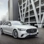 Vista dianteira do Mercedes-AMG S 63 E Performance