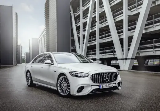 Vista dianteira do Mercedes-AMG S 63 E Performance