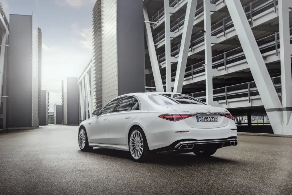 Vista traseira do Mercedes-AMG S 63 E Performance