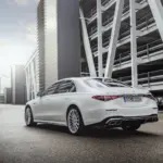 Vista traseira do Mercedes-AMG S 63 E Performance