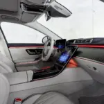Bancos dianteiros e console do Mercedes-AMG S 63 E Performance