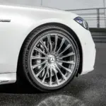 Roda dianteira do Mercedes-AMG S 63 E Performance