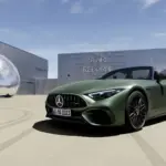 Vista dianteira com capota aberta do Mercedes-AMG SL 63 S E Performance