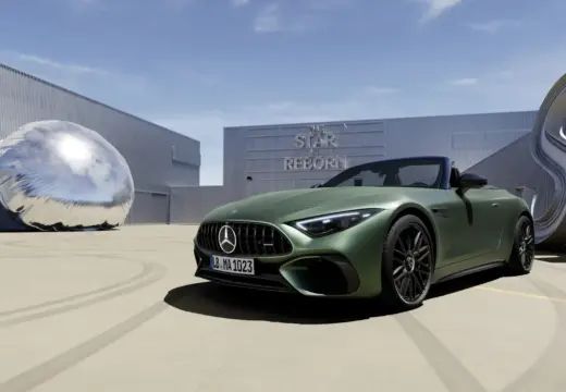Vista dianteira com capota aberta do Mercedes-AMG SL 63 S E Performance