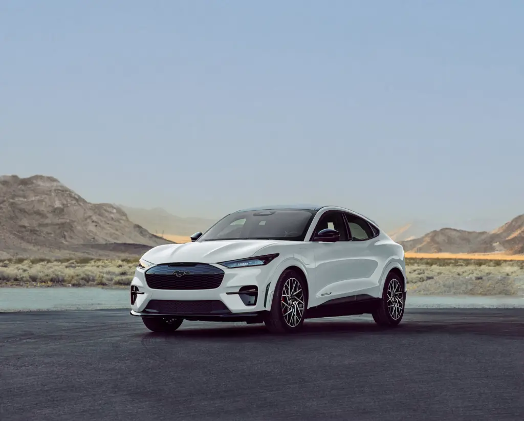 Mustang Mach-E GT Performance branco em cenário de divulgação