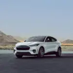 Mustang Mach-E GT Performance branco em cenário de divulgação
