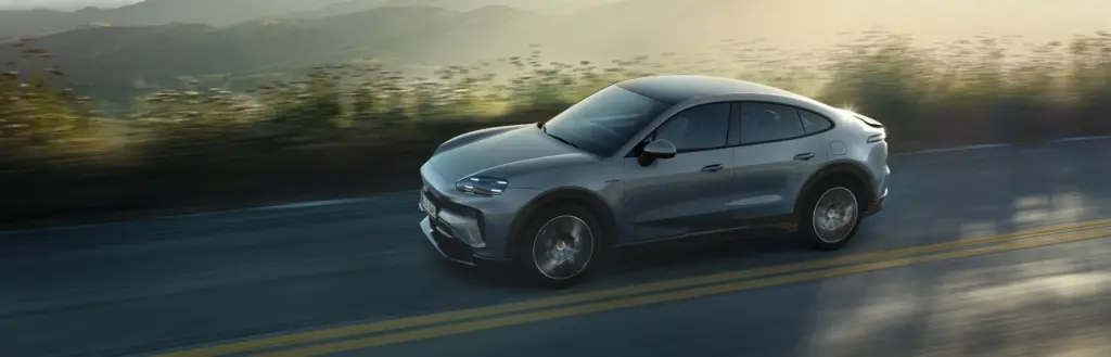 Vista dianteira em movimento da família Porsche Cayenne Coupé Electric