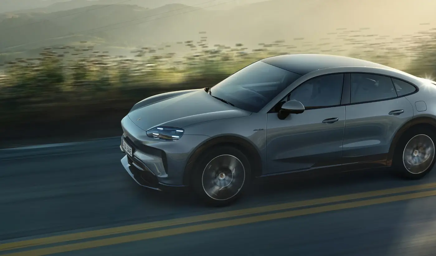 Vista dianteira em movimento da família Porsche Cayenne Coupé Electric