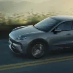 Vista dianteira em movimento da família Porsche Cayenne Coupé Electric