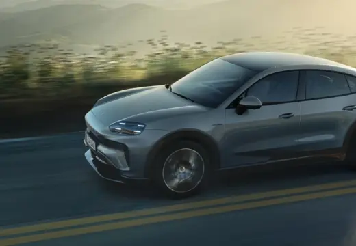 Vista dianteira em movimento da família Porsche Cayenne Coupé Electric