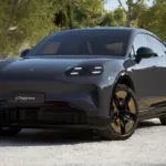 Vista dianteira em ambiente externo da família Porsche Cayenne Coupé Electric