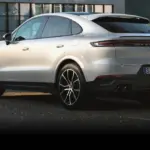 Vista lateral em ambiente urbano da família Porsche Cayenne E-Hybrid Coupé