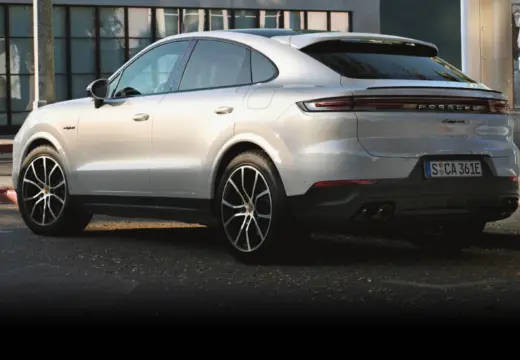 Vista lateral em ambiente urbano da família Porsche Cayenne E-Hybrid Coupé