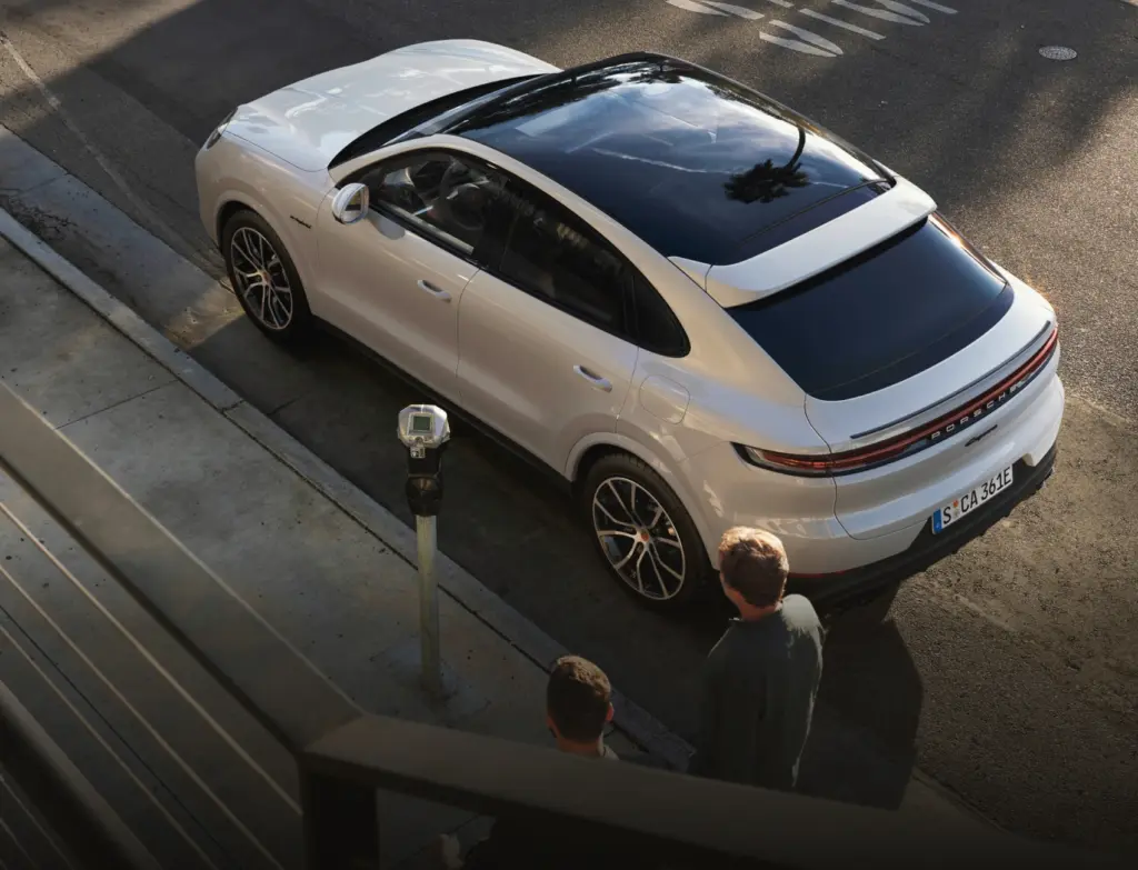 Vista superior e teto panorâmico da família Porsche Cayenne E-Hybrid Coupé