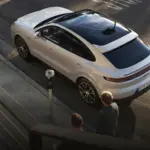 Vista superior e teto panorâmico da família Porsche Cayenne E-Hybrid Coupé