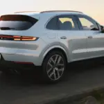 Vista traseira da família Porsche Cayenne E-Hybrid