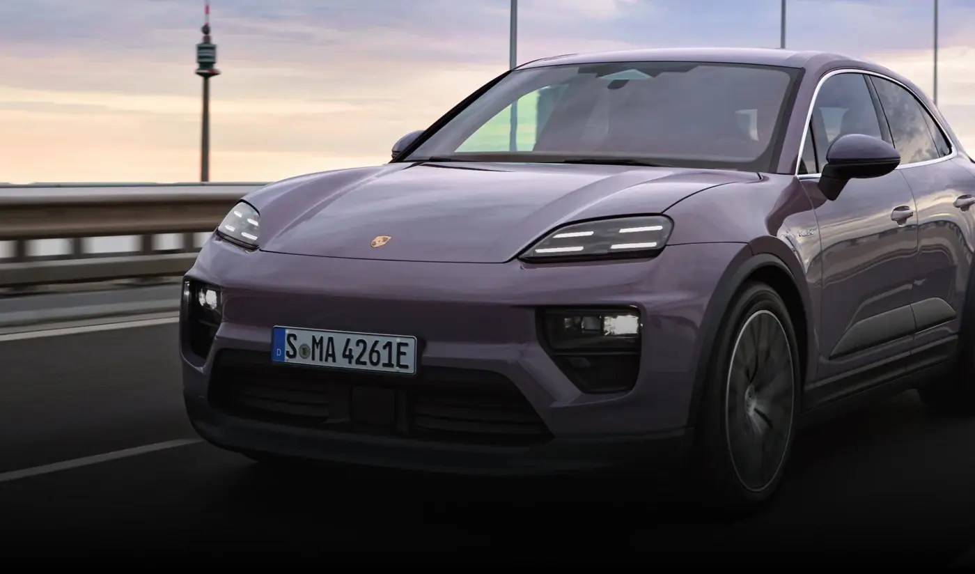Vista dianteira em movimento da família Porsche Macan Electric