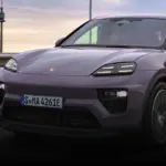 Vista dianteira em movimento da família Porsche Macan Electric