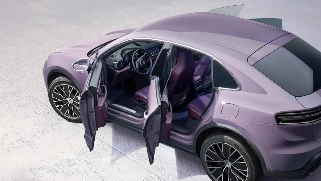 Cabine com portas abertas da família Porsche Macan Electric