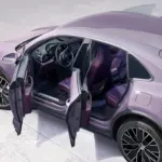 Cabine com portas abertas da família Porsche Macan Electric