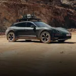 Vista dianteira em ambiente externo da família Porsche Taycan Cross Turismo