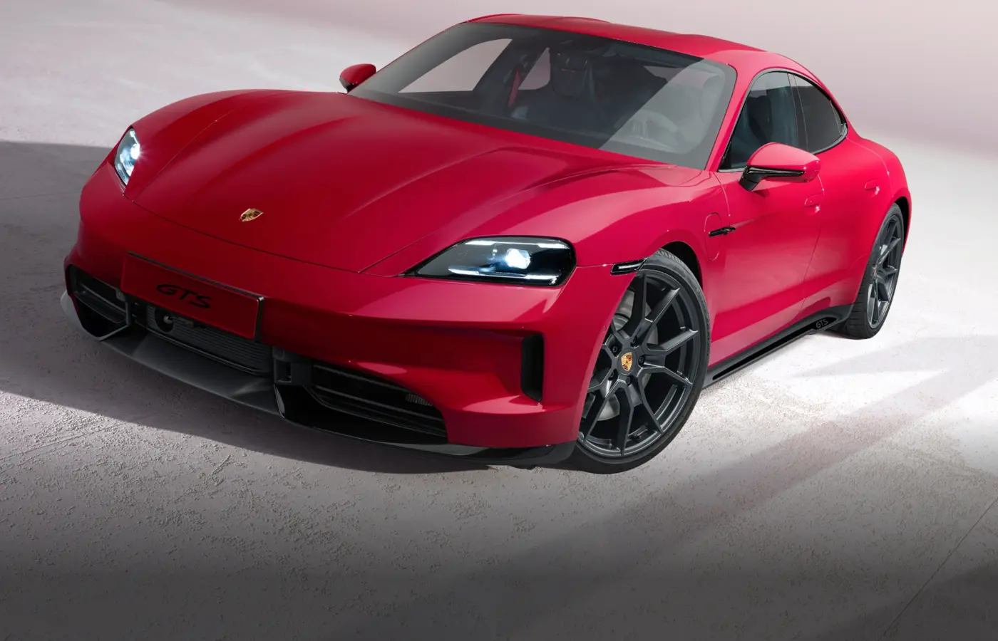 Vista dianteira em três quartos da família Porsche Taycan GTS