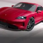Vista dianteira em três quartos da família Porsche Taycan GTS