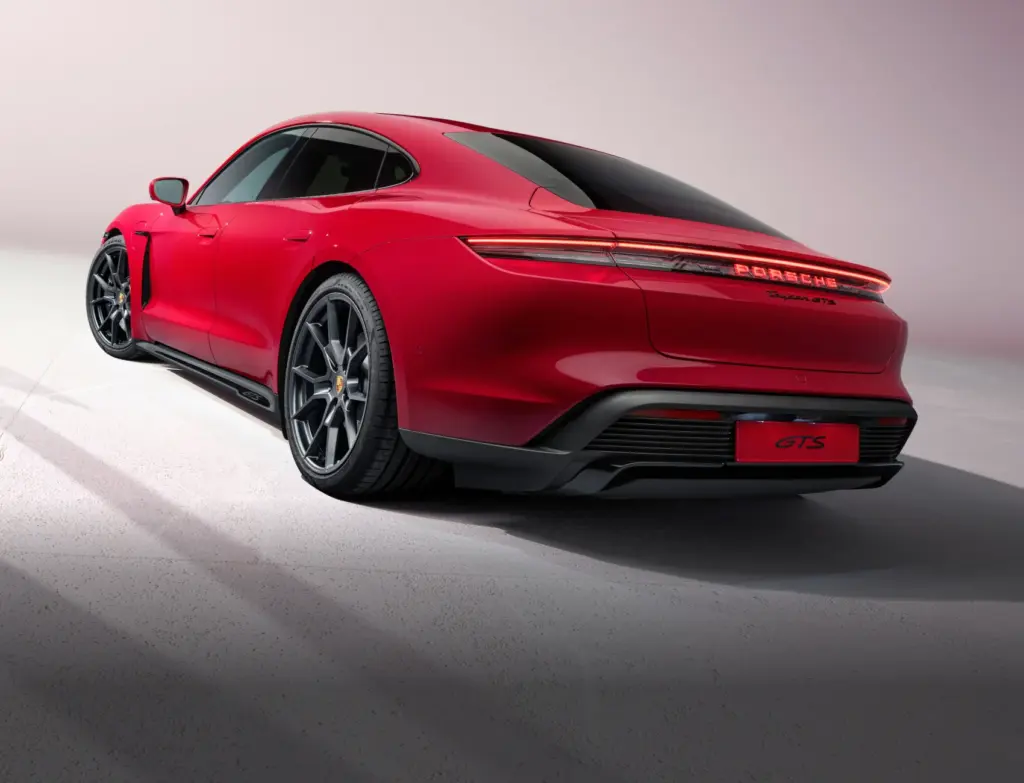 Vista traseira em três quartos da família Porsche Taycan GTS