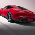 Vista traseira em três quartos da família Porsche Taycan GTS