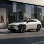 Vista dianteira em ambiente urbano da família Toyota bZ4X