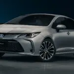 Vista dianteira em três quartos da família Toyota Corolla Hybrid