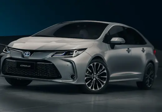 Vista dianteira em três quartos da família Toyota Corolla Hybrid